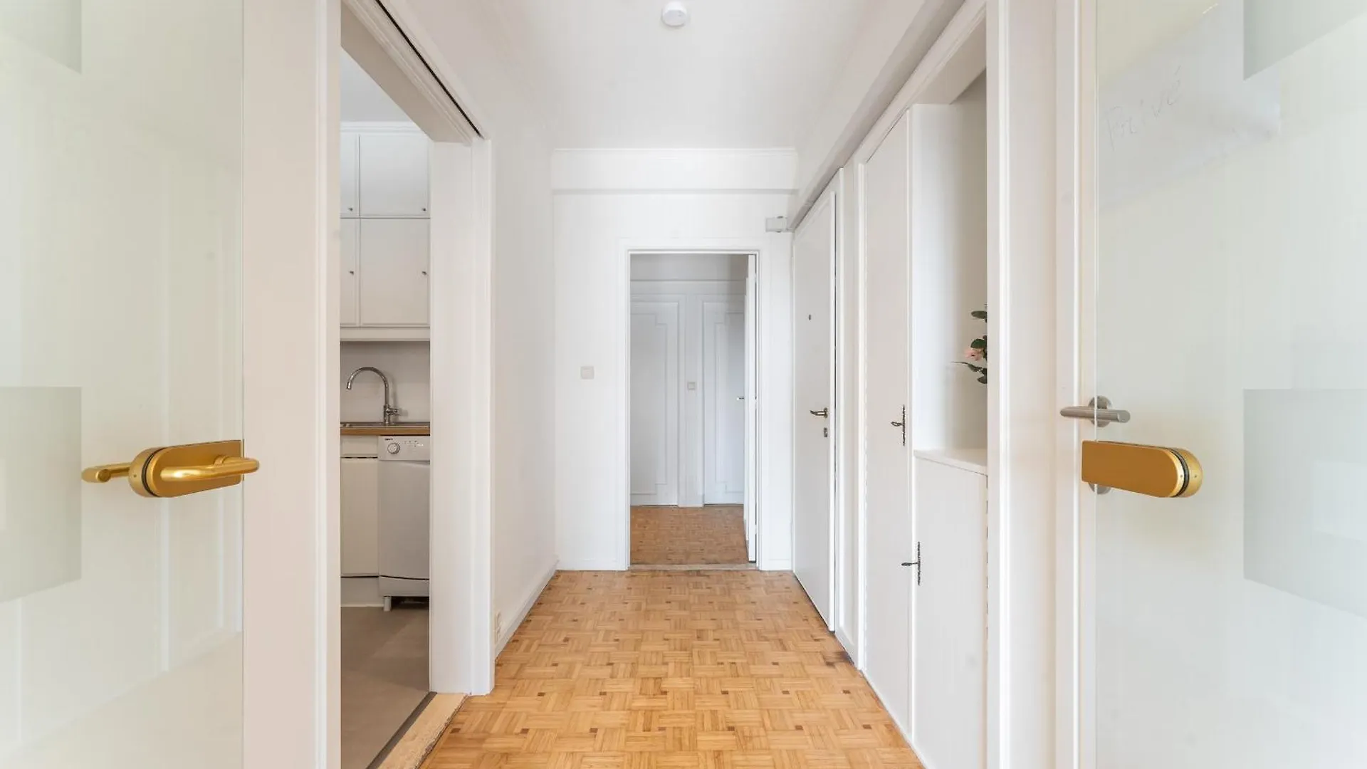 Zonnig, Ruim Appartement Op A+ Locatie! Ostende 0*,